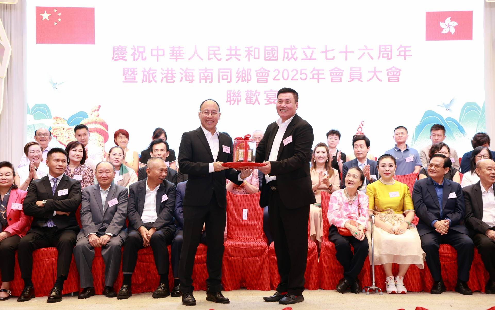 李文俊向詹漢欽授予印章